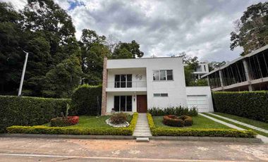 VENDO CASA HERMOSA CONJUNTO AREA 650 METROS