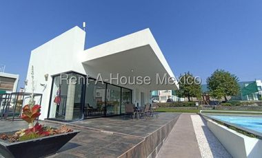 Casa en Venta en Zen House, El Mirador, Qro. con Habitación en Planta Baja