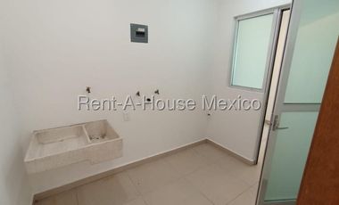 Casa en Venta en Zen House, El Mirador, Qro. con Habitación en Planta Baja