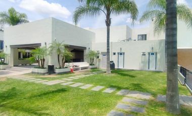 VENTA DE CASA A 8 MIN DE CINEPOLIS VELARIA MALL, DE HEB Y SAMS STA MONICA MUY CERCA DE COMERCIOS, ESCUELAS Y VIALIDADES PRINCIPALES DE LA ZONA