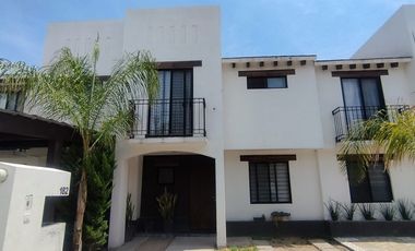 VENTA DE CASA A 8 MIN DE CINEPOLIS VELARIA MALL, DE HEB Y SAMS STA MONICA MUY CERCA DE COMERCIOS, ESCUELAS Y VIALIDADES PRINCIPALES DE LA ZONA