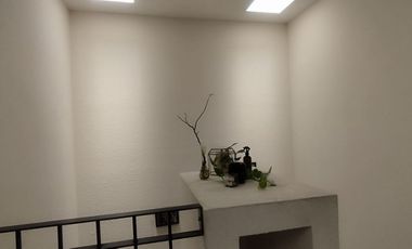 VENTA DE CASA A 8 MIN DE CINEPOLIS VELARIA MALL, DE HEB Y SAMS STA MONICA MUY CERCA DE COMERCIOS, ESCUELAS Y VIALIDADES PRINCIPALES DE LA ZONA