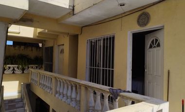 OPORTUNIDAD EN PLAYA DEL CARMEN: EDIFICIO CON RENTAS ACTIVAS SOBRE AV. 30, 6 DEPTOS Y 2 LOCALES COMERCIALES.