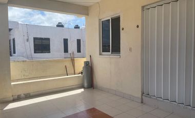 OPORTUNIDAD EN PLAYA DEL CARMEN: EDIFICIO CON RENTAS ACTIVAS SOBRE AV. 30, 6 DEPTOS Y 2 LOCALES COMERCIALES.