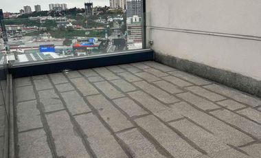 RENTA EXCELENTE PENTHOUSE CON TERRAZA EN CENTRAL PARK INTERLOMAS