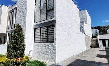 Conocoto casa esquinera en conjunto opción a tercera planta $62.000