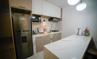 Se alquila departamento de 2 dormitorios en urbanización frente a San Marino.(RG)