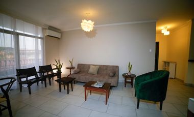 Se alquila departamento de 2 dormitorios en urbanización frente a San Marino.(RG)