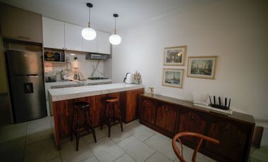 Se alquila departamento de 2 dormitorios en urbanización frente a San Marino.(RG)