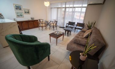 Se alquila departamento de 2 dormitorios en urbanización frente a San Marino.(RG)