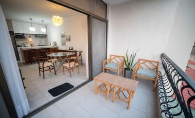 Se alquila departamento de 2 dormitorios en urbanización frente a San Marino.(RG)