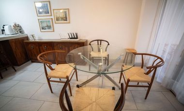 Se alquila departamento de 2 dormitorios en urbanización frente a San Marino.(RG)