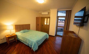 Se alquila departamento de 2 dormitorios en urbanización frente a San Marino.(RG)