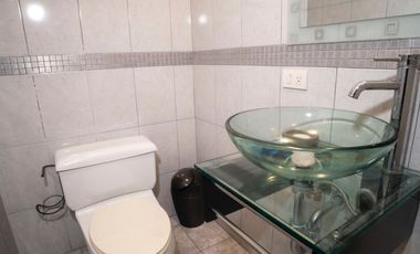 Se alquila departamento de 2 dormitorios en urbanización frente a San Marino.(RG)