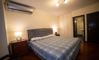 Se alquila departamento de 2 dormitorios en urbanización frente a San Marino.(RG)