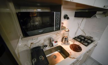 Se alquila departamento de 2 dormitorios en urbanización frente a San Marino.(RG)