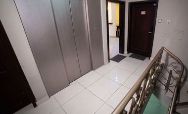 Se alquila departamento de 2 dormitorios en urbanización frente a San Marino.(RG)