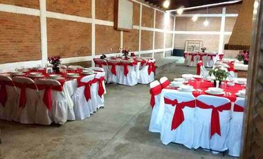 Vendo FINCA con Salon con Chimenea, Baños Hombres y Mujeres y Jardín de Fiestas con Medios Baños, Muro Lloron, Area de Estacionamiento Techada, Casa Habitación, Casa del Caballerango, 40 Caballerizas.