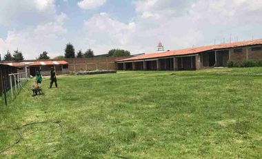 Vendo FINCA con Salon con Chimenea, Baños Hombres y Mujeres y Jardín de Fiestas con Medios Baños, Muro Lloron, Area de Estacionamiento Techada, Casa Habitación, Casa del Caballerango, 40 Caballerizas.