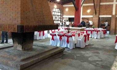 Vendo FINCA con Salon con Chimenea, Baños Hombres y Mujeres y Jardín de Fiestas con Medios Baños, Muro Lloron, Area de Estacionamiento Techada, Casa Habitación, Casa del Caballerango, 40 Caballerizas.