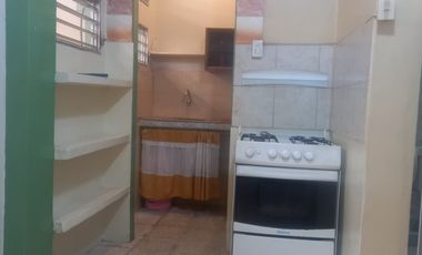 SUITE SEMIAMOBLADA EN RENTA, EN PLANTA BAJA, CON PATIO, EN URDESA CENTRAL, GUAYAQUIL.