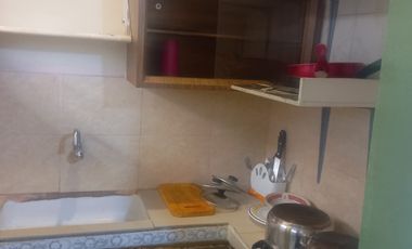 SUITE SEMIAMOBLADA EN RENTA, EN PLANTA BAJA, CON PATIO, EN URDESA CENTRAL, GUAYAQUIL.