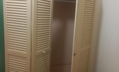 SUITE SEMIAMOBLADA EN RENTA, EN PLANTA BAJA, CON PATIO, EN URDESA CENTRAL, GUAYAQUIL.