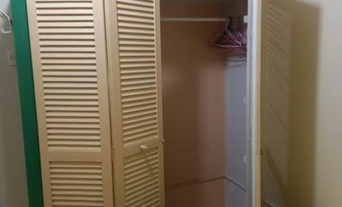 SUITE SEMIAMOBLADA EN RENTA, EN PLANTA BAJA, CON PATIO, EN URDESA CENTRAL, GUAYAQUIL.