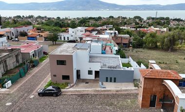 CASA + DEPARTAMENTO  ¡TU REFUGIO SOÑADO A ORILLAS DEL LAGO EN RIVIERA DE CHAPALA! 🌅