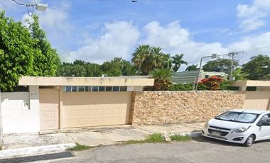 Oportunidad única de inversión de Remate Bancario de enorme casa con amplio jardín y alberca en Mérida