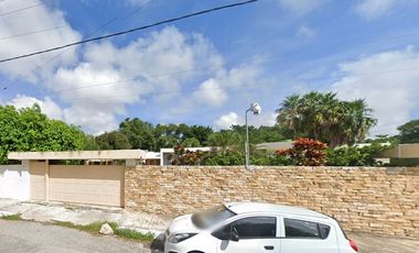 Oportunidad única de inversión de Remate Bancario de enorme casa con amplio jardín y alberca en Mérida