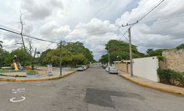 Oportunidad única de inversión de Remate Bancario de enorme casa con amplio jardín y alberca en Mérida