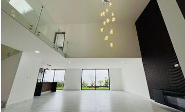 CASA EN VENTA DE 5 RECÁMARAS EN PARQUE CHIAPAS, LOMAS DE ANGELÓPOLIS