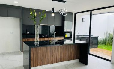 CASA EN VENTA DE 5 RECÁMARAS EN PARQUE CHIAPAS, LOMAS DE ANGELÓPOLIS