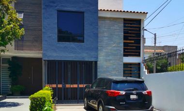 Plaza Patria, Zoquipan, Lagos del Country, 3 recs, con roof garden.