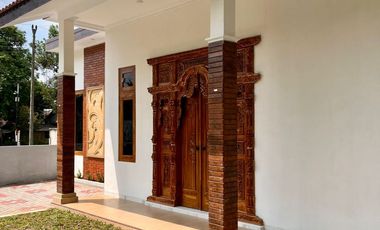 Rumah Keluarga dengan Sentuhan Elegan Tradisional Borobudur