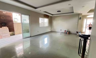 6BR Bare Woodridge House for Rent