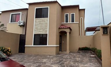 CASA REMODELADA EN VENTA URB. LA JOYA ETAPA ÁMBAR