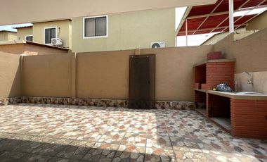 CASA REMODELADA EN VENTA URB. LA JOYA ETAPA ÁMBAR