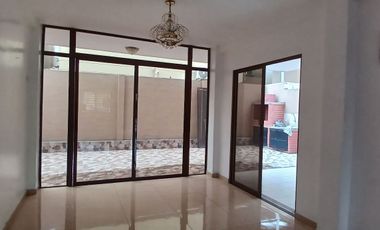 CASA REMODELADA EN VENTA URB. LA JOYA ETAPA ÁMBAR
