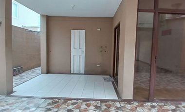 CASA REMODELADA EN VENTA URB. LA JOYA ETAPA ÁMBAR