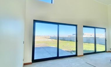 SE VENDE, MARAVILLOSA Y AMPLIA CASA CAMINO A COIHUECO KILOMETRO 7