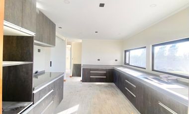 SE VENDE, MARAVILLOSA Y AMPLIA CASA CAMINO A COIHUECO KILOMETRO 7