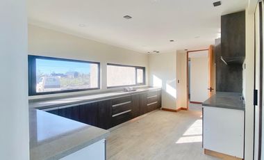 SE VENDE, MARAVILLOSA Y AMPLIA CASA CAMINO A COIHUECO KILOMETRO 7
