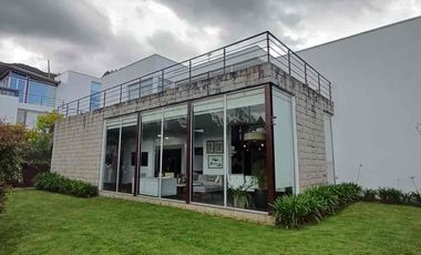 Casa Moderna en Venta con espacios verdes