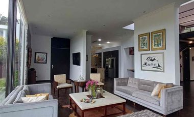 Casa Moderna en Venta con espacios verdes