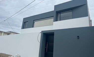 CASA POR ESTRENAR EN VENTA EN ZONA DE ALTA PROYECCION EN PORTOVIEJO - DE OPORTUNIDAD