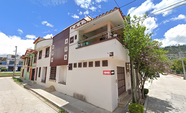 BONITA CASA FRENTE AL PARQUE EL BOSQUE.