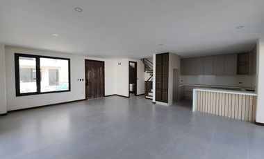 En Venta Casa en Condominio, Challuabamba Cuenca