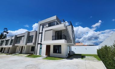 En Venta Casa en Condominio, Challuabamba Cuenca